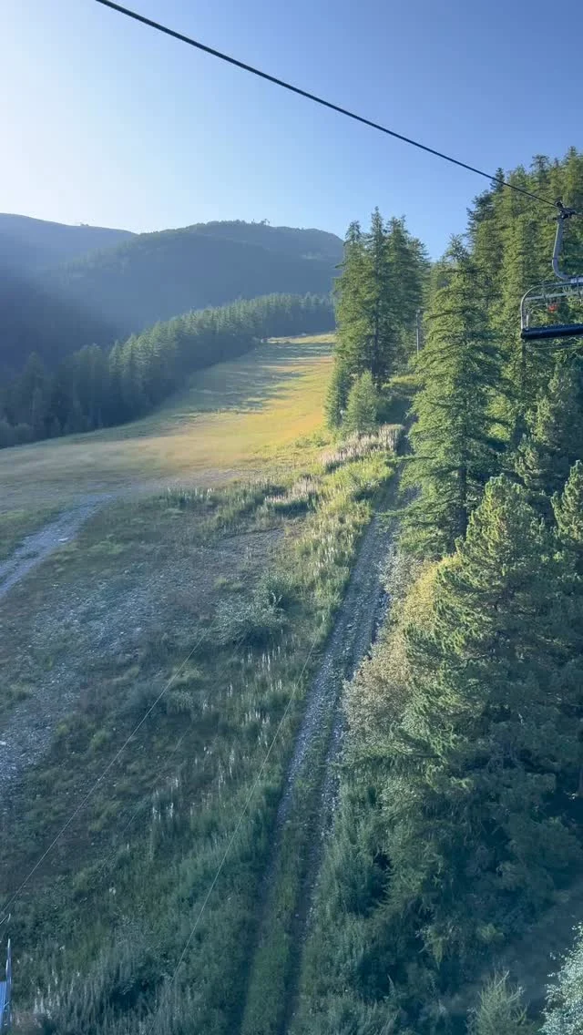 ☀️ “Envolez-vous vers le Pic du Boussolenc !”

🥾 Prenez le télésiège Pousterle jusqu’au sommet, puis empruntez le sentier Balcon des Vallons (n° 8), exigeant et panoramique, qui mène directement au sommet !

🎒Avec un dénivelé de +200 m sur 1,5 km, comptez environ 2h30 pour l’aller : randonnée classée très difficile / niveau noir ⚫  ￼

🔝 Arrivés au sommet, récompensez-vous avec des vues à 360° sur les Écrins, le Queyras et le Mercantour… 

⚠️ Attention, le sentier devient technique à l’approche du sommet : passages rocailleux, instables et creusés dans la pente, réservés aux randonneurs aguerris et sensibles au vide.

#lesorres #myhautesalpes #randonnee #summer #hotel #france