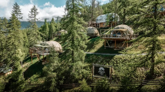 ✨ Une parenthèse magique au cœur des Alpes !

Bienvenue à Alpin d’Hôme, un écrin de nature entre ciel et mélèzes 🌲🏔

Dormez dans une bulle design avec vue sur les montagnes, bercé par le silence de la forêt 🍃💤

Une expérience unique, insolite et 100% déconnexion 🧘‍♂️

#alps #france #lesorres #hotel #hautesalpes