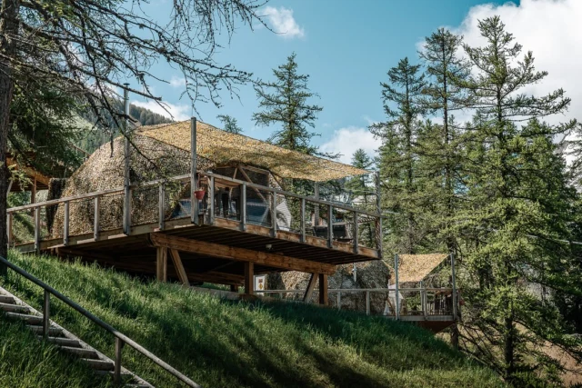 🌲 Perchés entre ciel et mélèzes…

🤩Bienvenue dans nos nids suspendus, où le bois craque doucement, où la nature berce vos nuits et où chaque réveil se fait avec la lumière des Alpes!
 

🌞💤Envie de silence, de confort et d’un peu de magie ? ✨

Alpin D’Hôme vous attend, loin du bruit, tout près de l’essentiel 💚

#alps #myhautesalpes #lesorres #hotel #france #logementinsolite #luxuryhotel