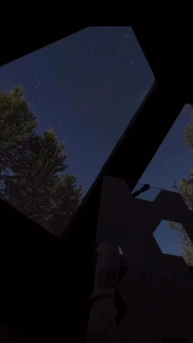 ✨ Levez les yeux… le spectacle est au-dessus de vous ✨
Du 15 au 17 août, vivez la Nuit des Étoiles comme jamais… depuis le confort douillet de votre Kota au cœur des montagnes.
🌌 Toit vitré, ciel pur, silence… et des milliers d’étoiles pour vous bercer.
💫 Conférences & observations astronomiques aux Orres, éclairage public coupé pour laisser place à la magie.
🔥 Et entre deux émerveillements, le réconfort de votre cocon chaleureux à 1800 m d’altitude.

📍 Alpin D’Hôme – Les Orres
📅 15 → 17 août 2025

#NuitDesÉtoiles #AlpinDhome #LesOrres #HautesAlpes #Kota #Glamping #NuitMagique #VoyageSousLesÉtoiles #AstroLovers #SkyGazing